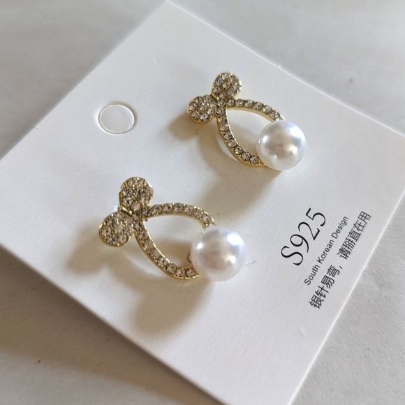 Earrings - Studs - Picture 1 of 2